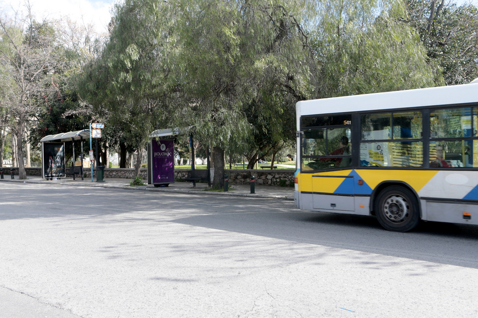 πεντάωρη-στάση-εργασίας-σε-λεωφορεία-562360738
