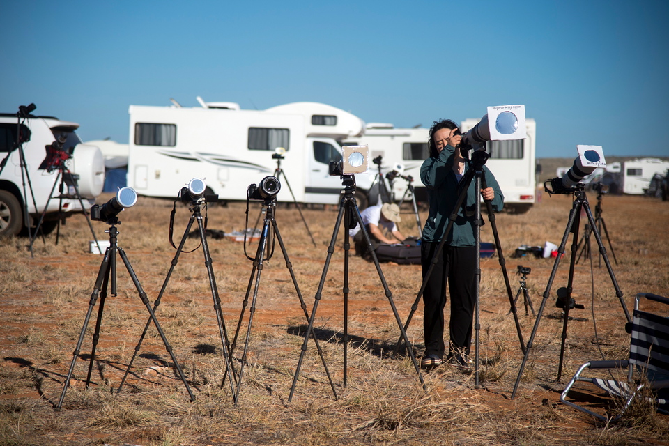 Σπάνια υβριδική έκλειψη ηλίου βύθισε στο «σκοτάδι» Δυτική Αυστραλία και Ινδονησία – Θεαματικές εικόνες-2