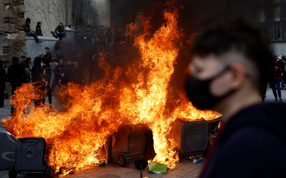 Γαλλία: Επεισόδια, συλλήψεις και τραυματίες στον 11ο γύρο κινητοποιήσεων-16