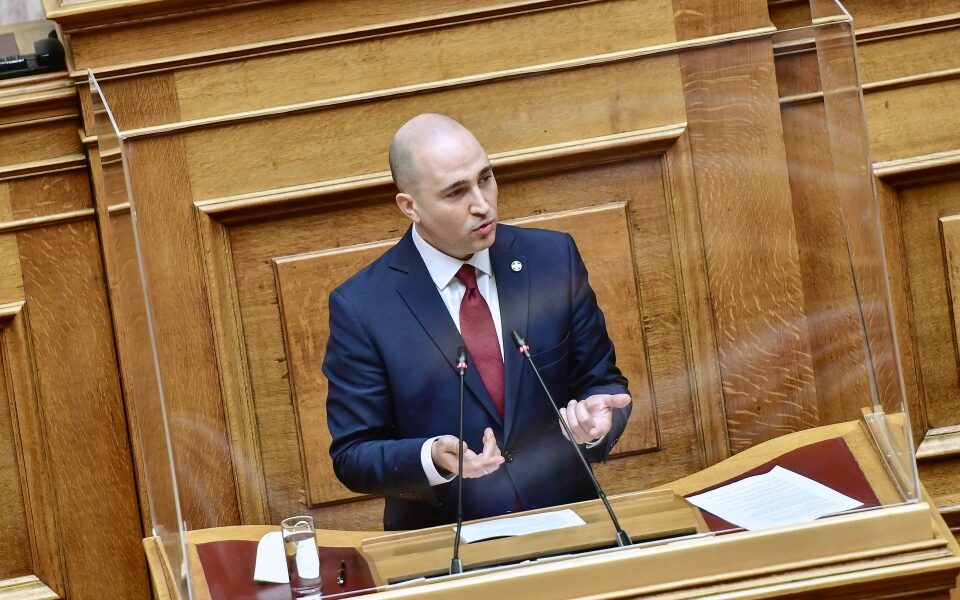 θεωρείο-αλλαγή-ονόματος-σχεδιάζουν-ε-562394620