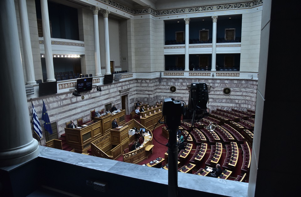 live-η-συζήτηση-στη-βουλή-της-τροπολογίας-562367314