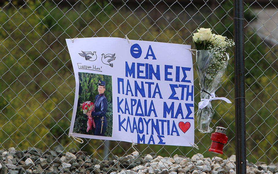 Τέμπη: Θλίψη στο μνημόσυνο για τα θύματα του σιδηροδρομικού δυστυχήματος-1