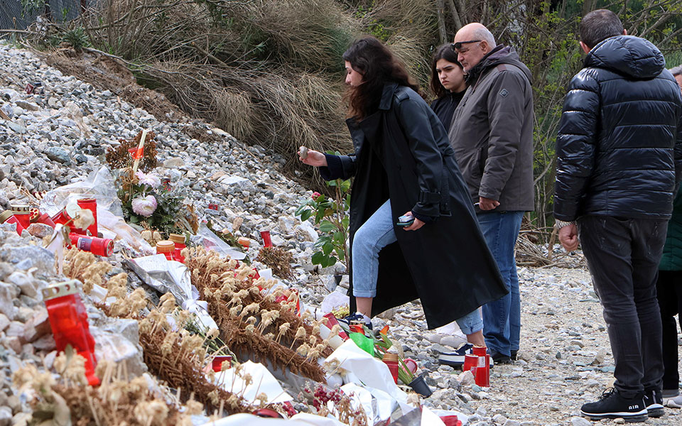 Τέμπη: Θλίψη στο μνημόσυνο για τα θύματα του σιδηροδρομικού δυστυχήματος-2