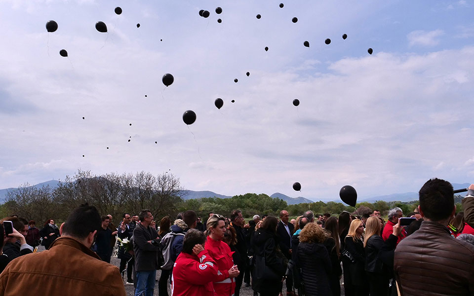 τέμπη-θλίψη-στο-μνημόσυνο-για-τα-θύματ-562364920