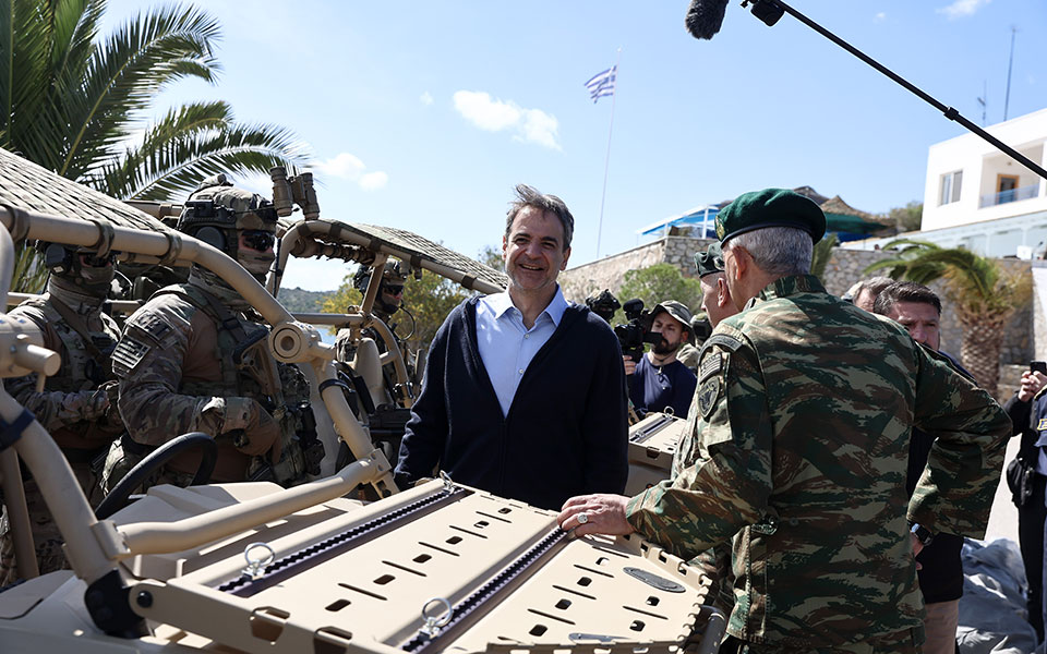 Επίσκεψη Μητσοτάκη στα ΟΥΚ: Οι ισχυρές Ενοπλες Δυνάμεις αναγκαία προϋπόθεση ελευθερίας και ευημερίας-1