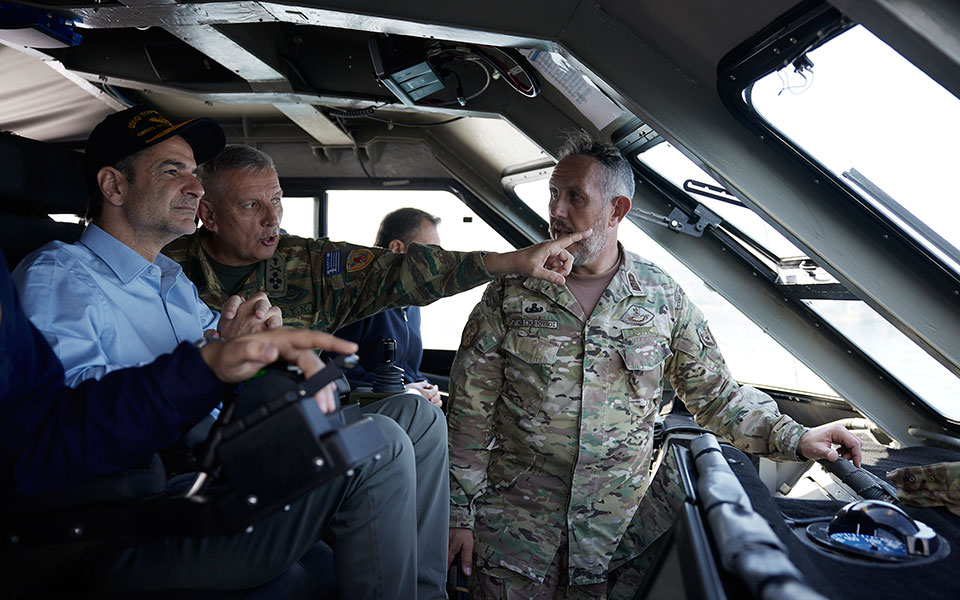 επίσκεψη-μητσοτάκη-στα-ουκ-οι-ισχυρές-562376467
