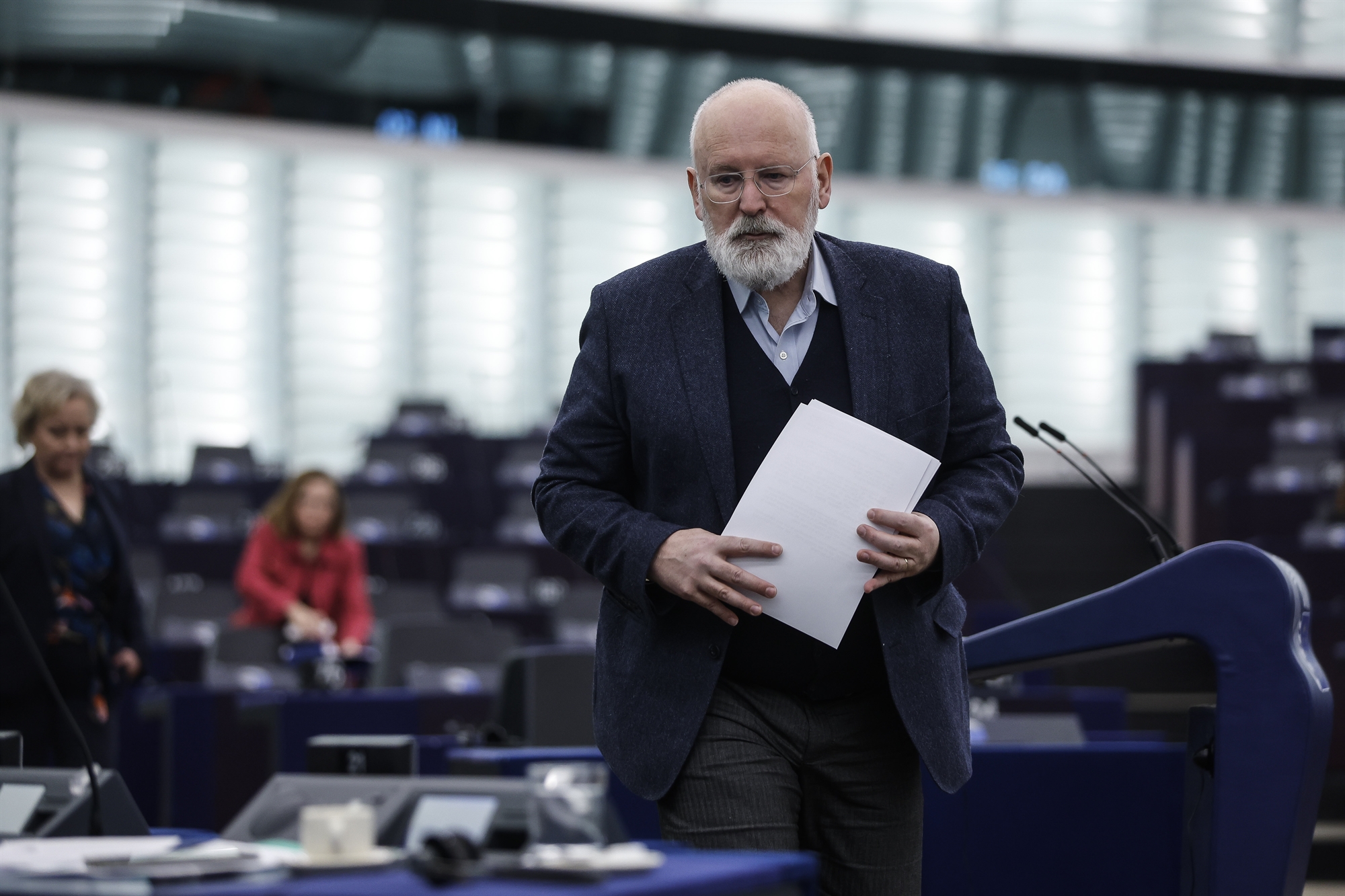 φρανς-τίμερμαν-στην-κ-στο-πλευρό-της-562393303