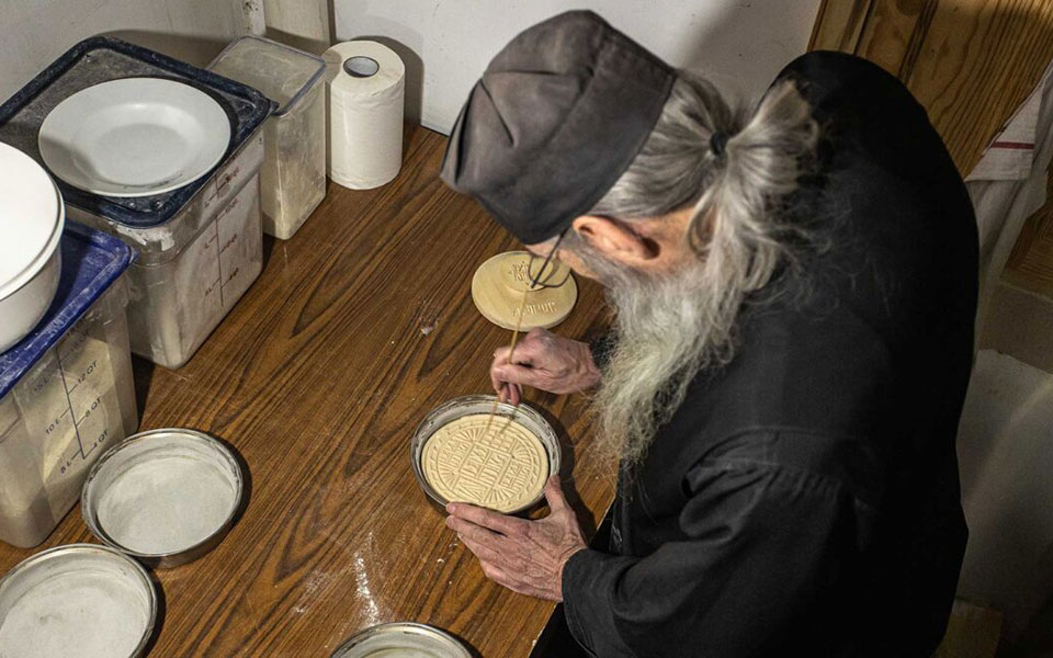 πρόσφορα-με-προζύμι-με-συνταγή-από-τη-μ-562374763