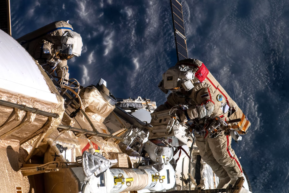 Ροζ σύννεφα, αμμόλοφοι, Νότιο Σέλας: Η Γη μέσα από τον φακό των αστροναυτών-8