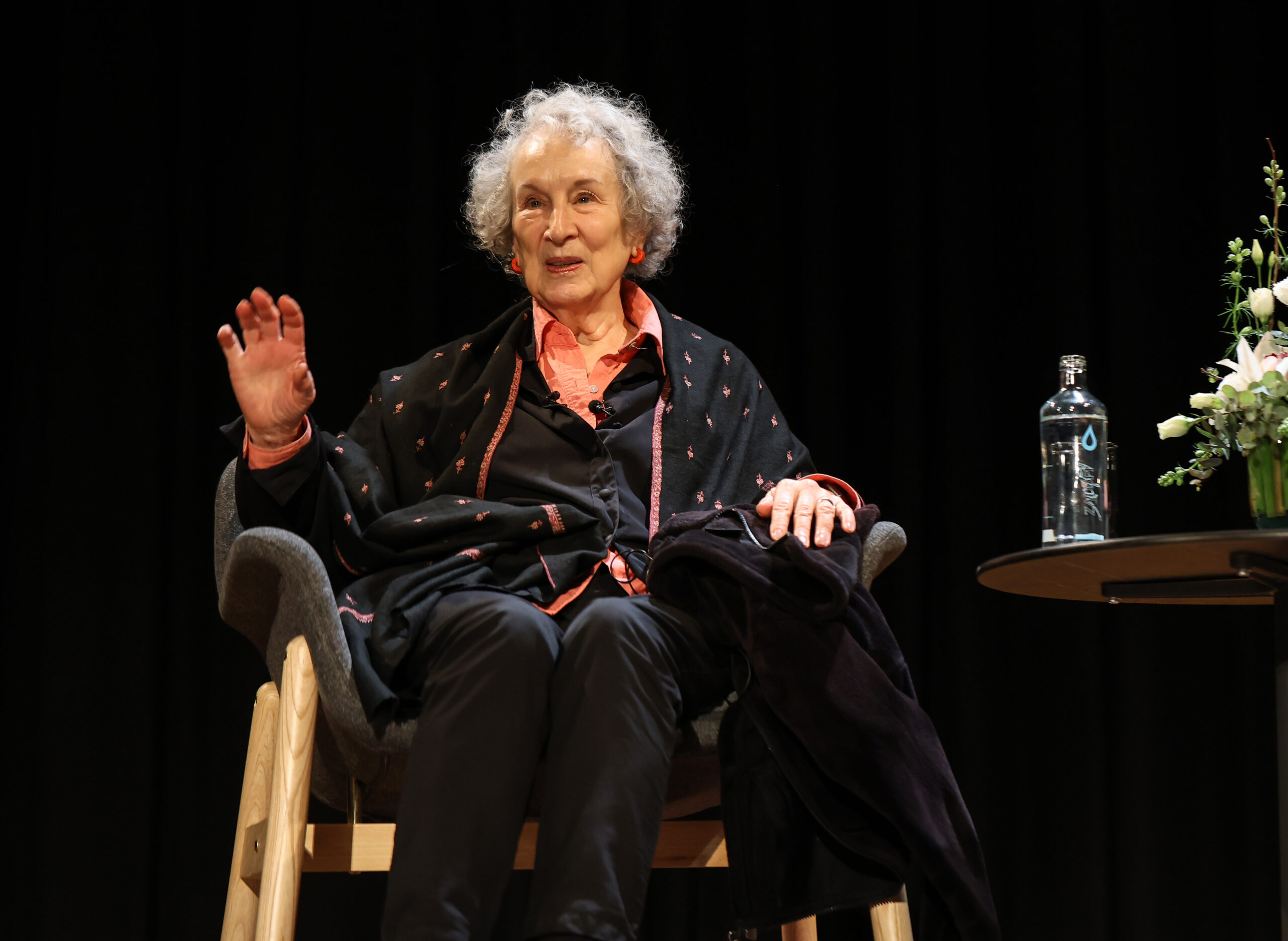 μάργκαρετ-ατγουντ-ζούμε-σε-μια-οπτική-562361209