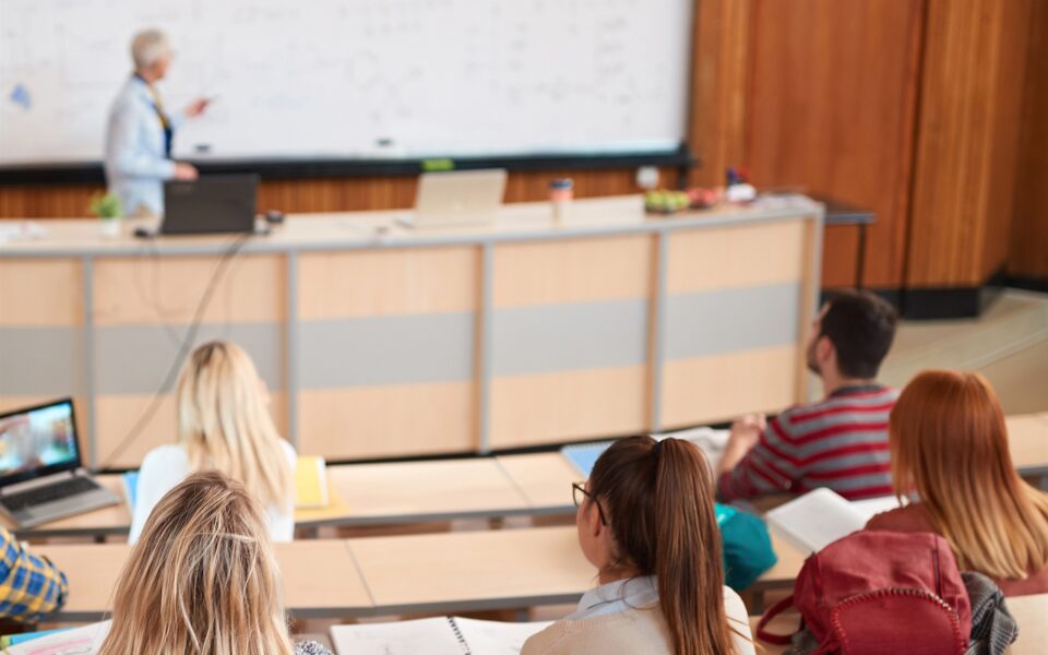 ο-κύκλος-της-διαιώνισης-των-φοιτητών-562364104