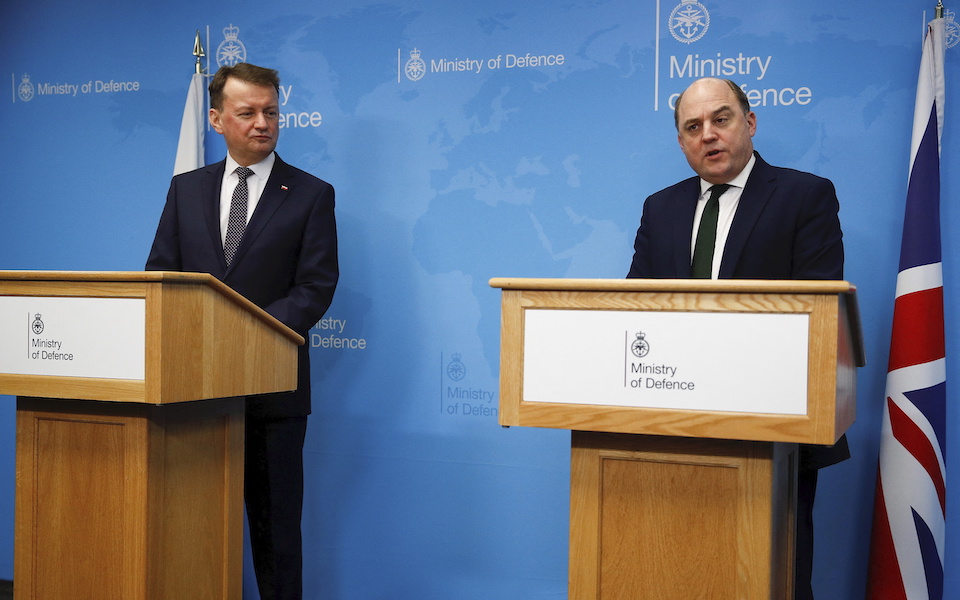 πολωνία-βρετανία-η-βαρσοβία-δίνει-24-δ-562395499