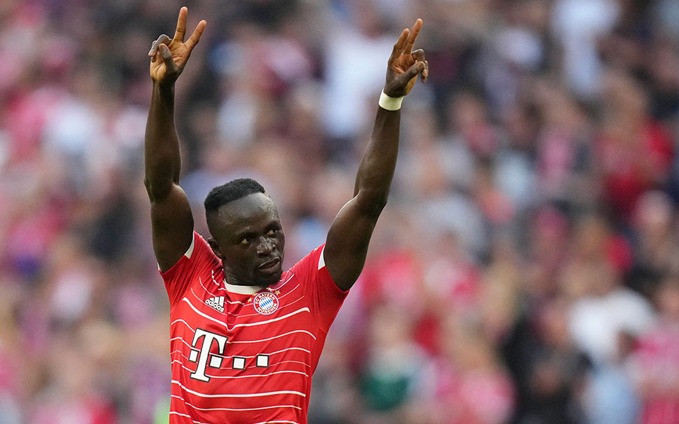 σαντιό-μανέ-η-ζωή-ενός-ποδοσφαιριστή-α-562370251