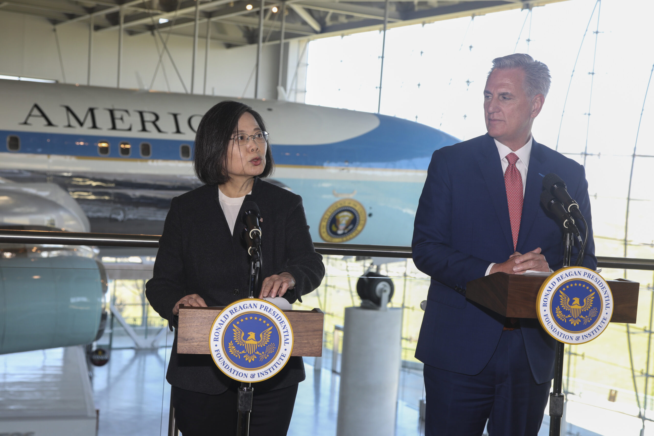 η-δημοκρατία-βρίσκεται-σε-κίνδυνο-π-562358377