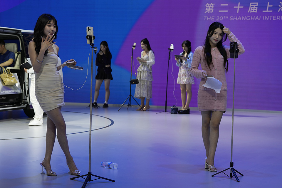 αγοράζοντας-αυτοκίνητο-562379029