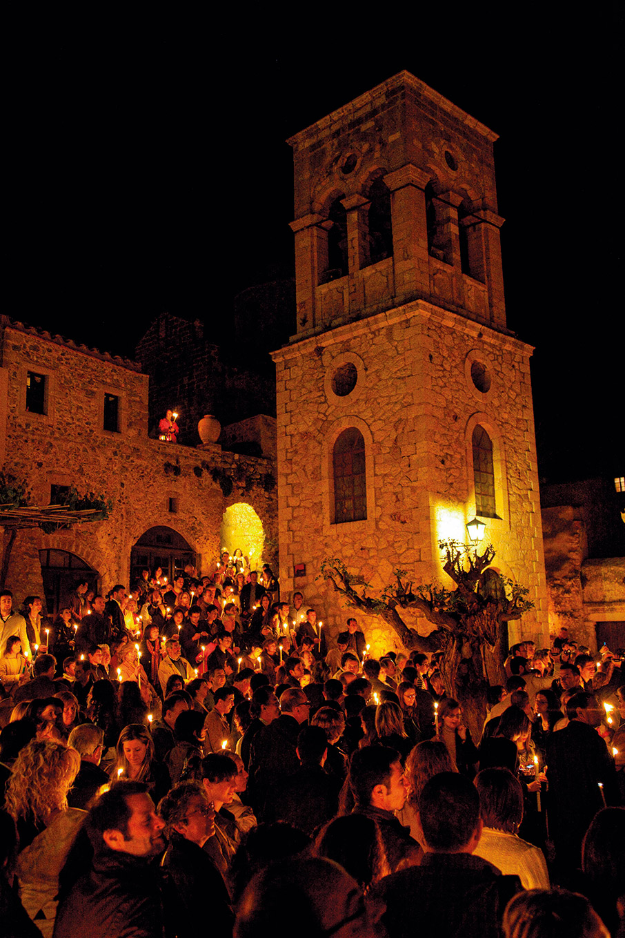 Πάσχα στη Μονεμβασιά: Ατμοσφαιρικά καλντερίμια, φαναράκια και αναμμένα κεριά-1