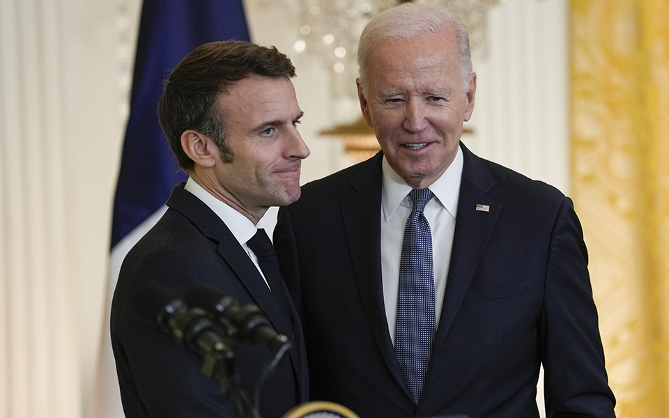 τηλεφωνική-επικοινωνία-μπάιντεν-μακ-562380913