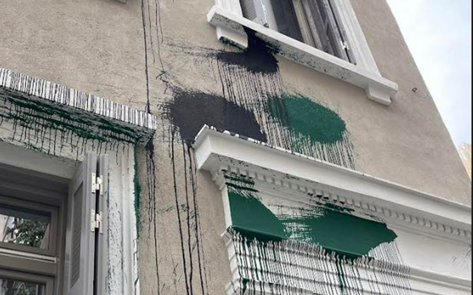 εξάρχεια-επίθεση-με-μπογιές-σε-αποκατ-562352167