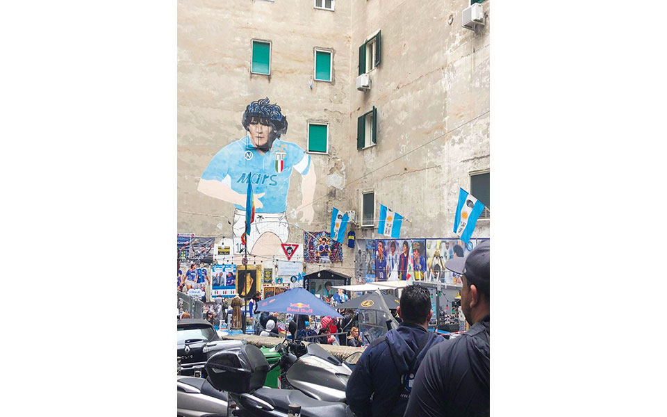 η-ιερή-και-βέβηλη-νάπολη-562364077