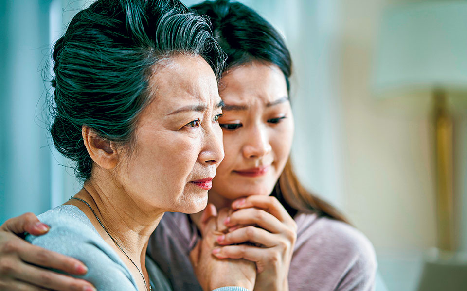 μια-μητέρα-και-μια-σκληρή-κοινωνία-562374346