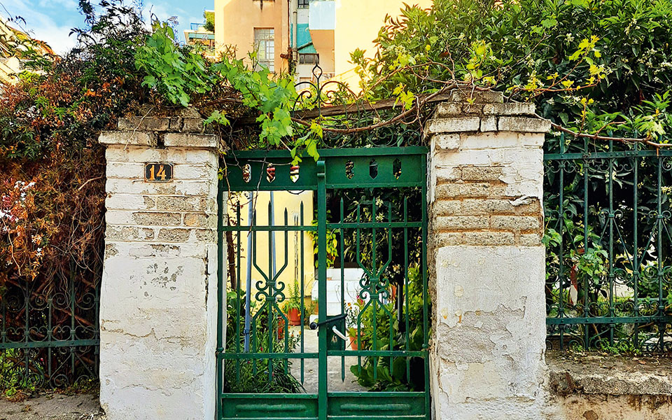 μια-αυλόπορτα-στα-ανω-ιλίσια-562384924