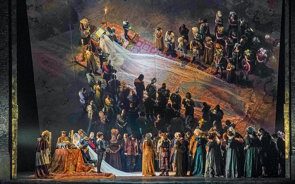 η-μοναξιά-της-μήδειας-στον-καθρέφτη-562384873