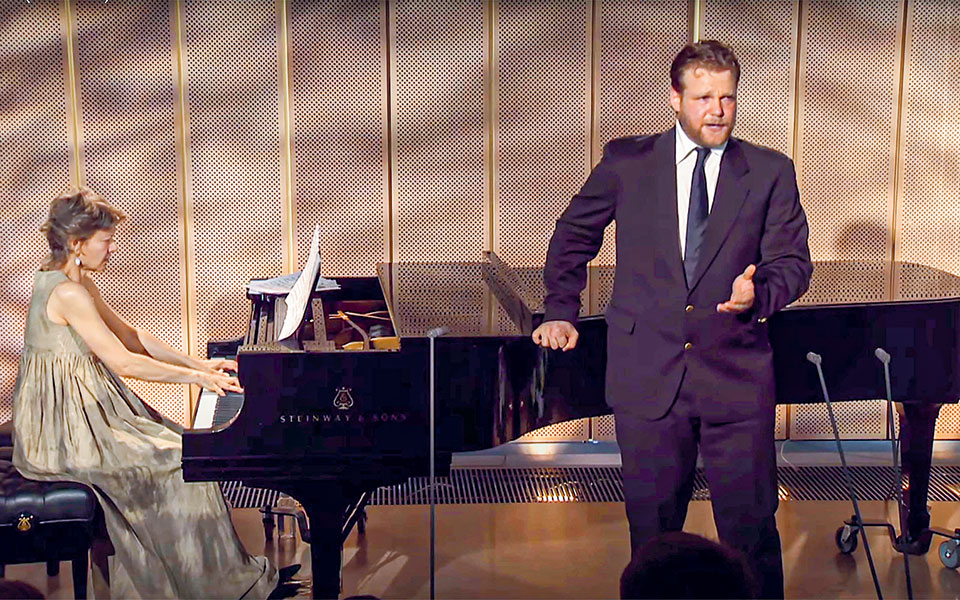 θαυμάσιο-ρεσιτάλ-τραγουδιού-από-τον-α-562395313