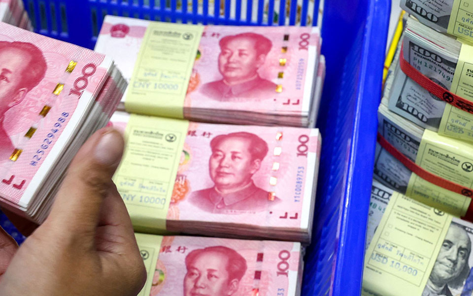 Κυρίαρχο, αλλά «πληγωμένο» το δολάριο-2