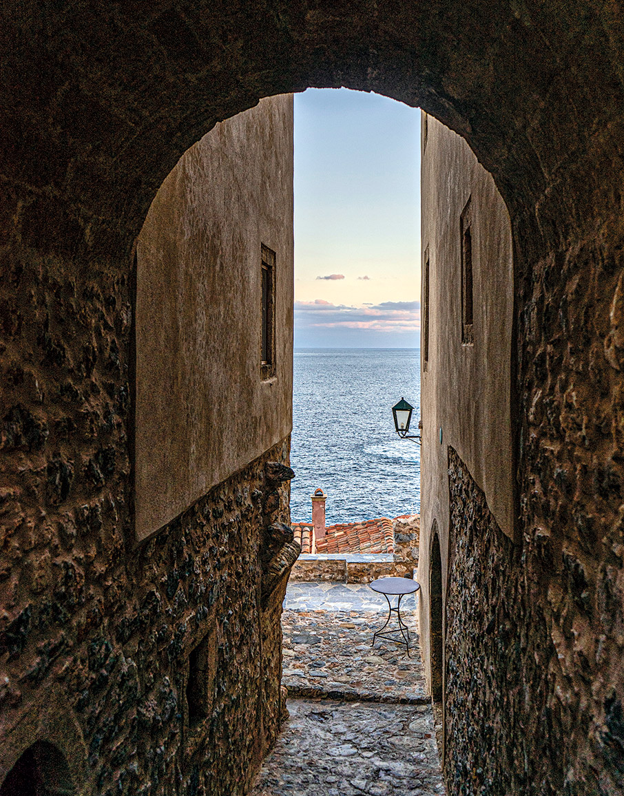 Πάσχα στη Μονεμβασιά: Ατμοσφαιρικά καλντερίμια, φαναράκια και αναμμένα κεριά-3