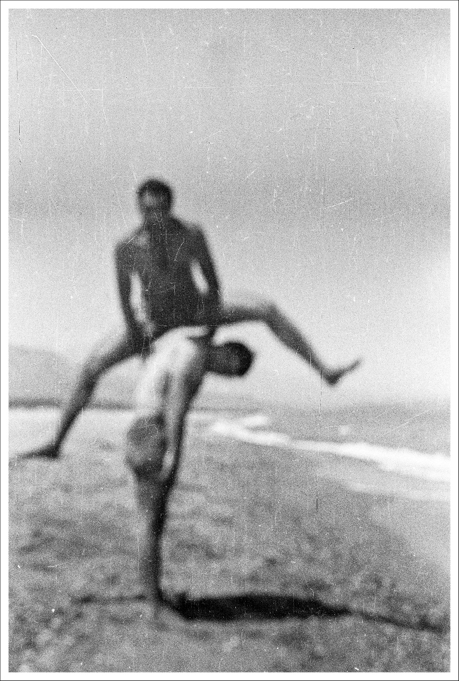 Τι γίνεται αν ανακατέψεις οικογενειακές φωτογραφίες με τον Βάλτερ Μπένγιαμιν;-3