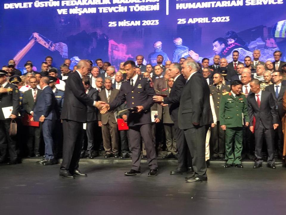 ο-ερντογάν-βράβευσε-τον-πρέσβη-της-ελλ-562388560