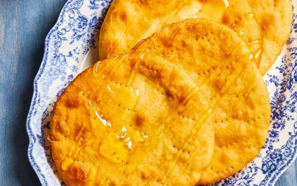 τηγανόψωμα-περιχυμένα-με-μέλι-562376680