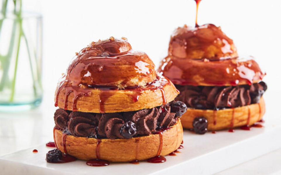 τσουρεκάκια-γεμιστά-με-σοκολάτα-και-σ-562357294