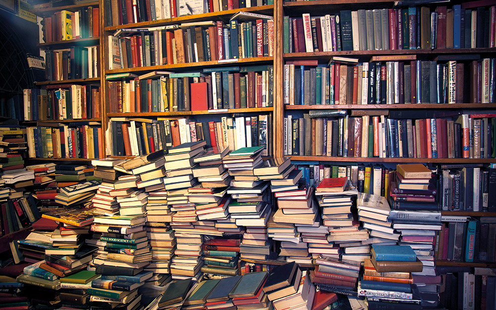 βιβλία-και-σκόνη-562394836