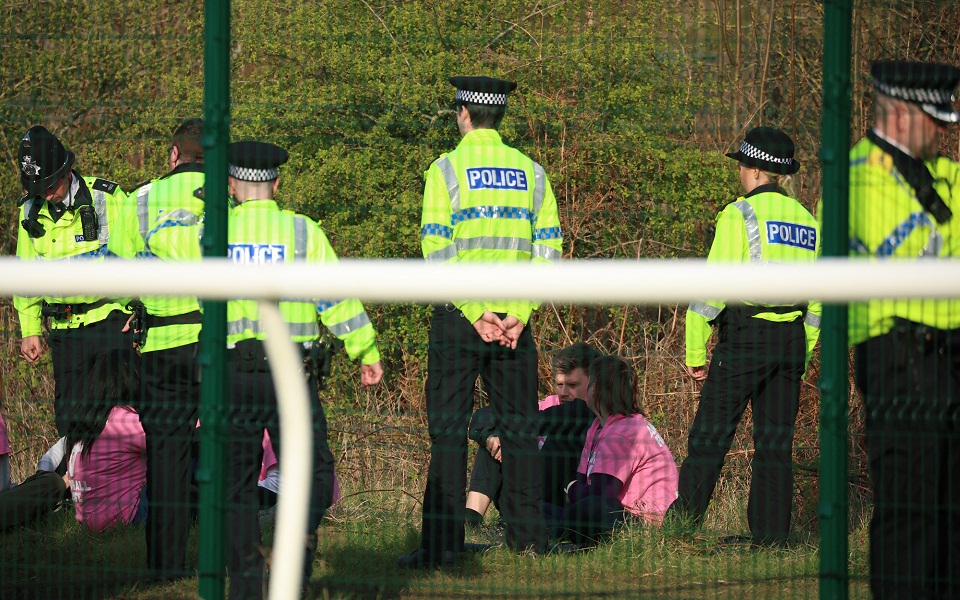 διαμαρτυρία-ζωόφιλων-καθυστερεί-τον-562375231