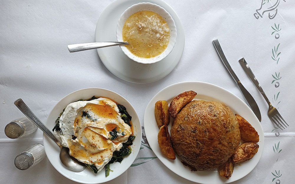 τούρκικες-γεύσεις-σε-ένα-μικρό-ουζερί-562361659