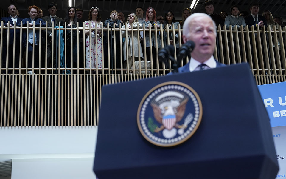 θερμή-υποδοχή-του-τζο-μπάιντεν-στο-δου-562369837