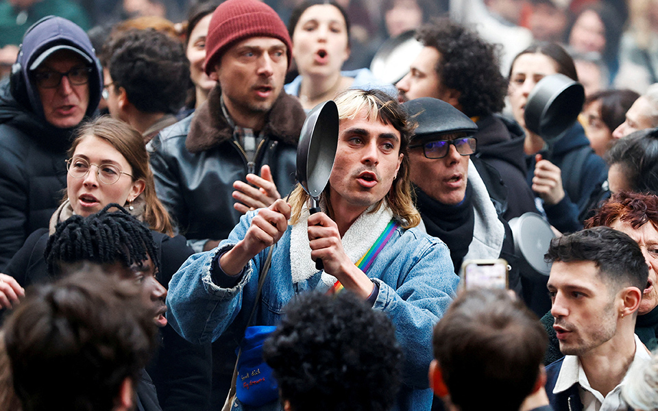 Γαλλία: Το σχέδιο 100 ημερών του Μακρόν και το νέο «κίνημα της κατσαρόλας»-1