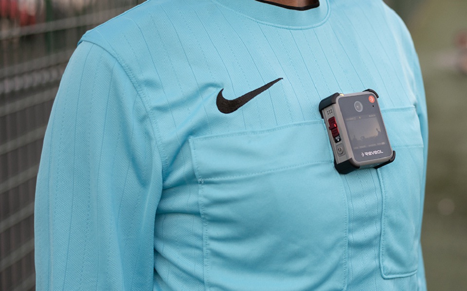 ποδόσφαιρο-η-κάμερα-σώζει-τους-διαιτη-562375810