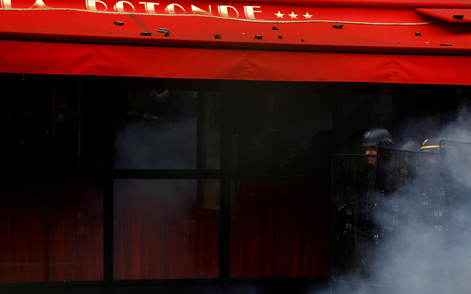 Γαλλία: Οι διαδηλωτές έβαλαν φωτιά στην «αγαπημένη» μπρασερί του Μακρόν-1