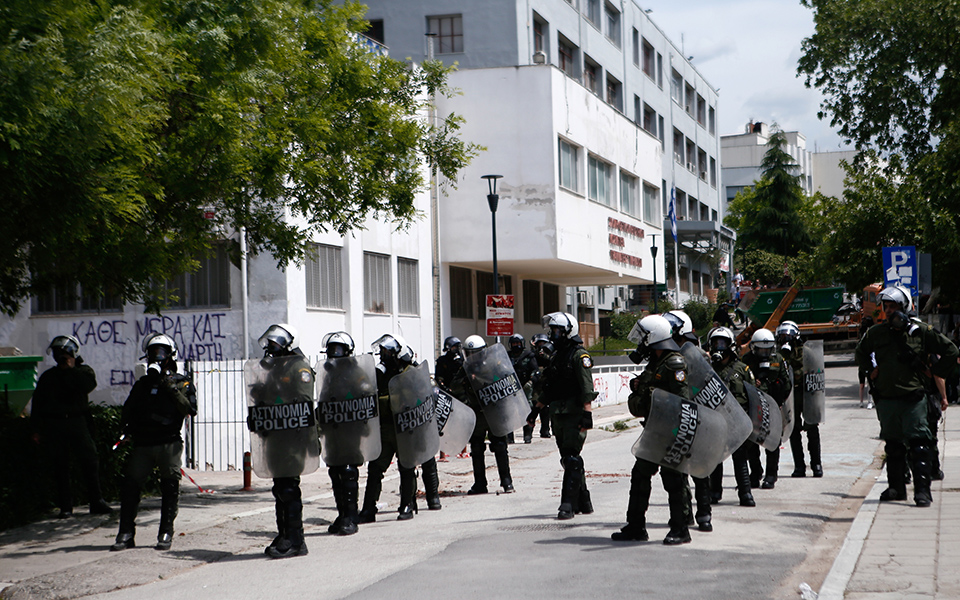 θεσσαλονίκη-επίθεση-με-πέτρες-σε-διμο-562357444