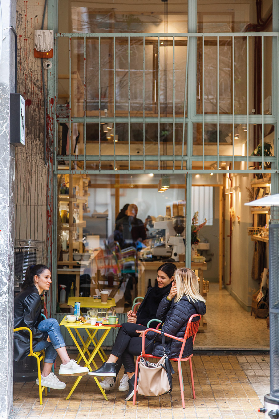 Στον πεζόδρομο της Αγίας Ζώνης, για καφέ και χατσαπούρι-3