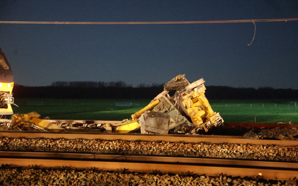 Ολλανδία: Εκτροχιασμός και πυρκαγιά σε επιβατική αμαξοστοιχία – Τουλάχιστον ένας νεκρός, δεκάδες τραυματίες-2