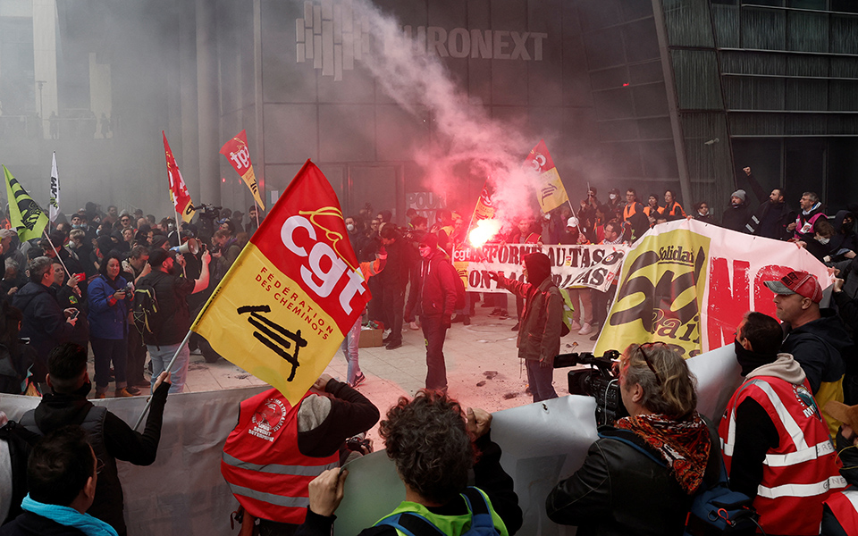 Γαλλία: Εισβολή διαδηλωτών σε κτίριο του Χρηματιστηρίου στο Παρίσι-1