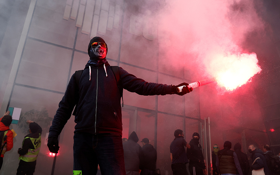 Γαλλία: Εισβολή διαδηλωτών σε κτίριο του Χρηματιστηρίου στο Παρίσι-2