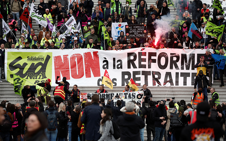 Γαλλία: Κατασχέθηκαν… κατσαρόλες και τηγάνια σε διαδήλωση κατά του Μακρόν-1