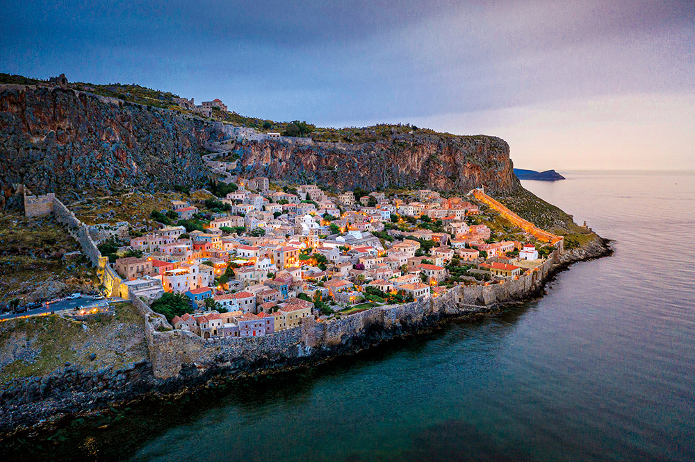 Πάσχα στη Μονεμβασιά: Ατμοσφαιρικά καλντερίμια, φαναράκια και αναμμένα κεριά-2