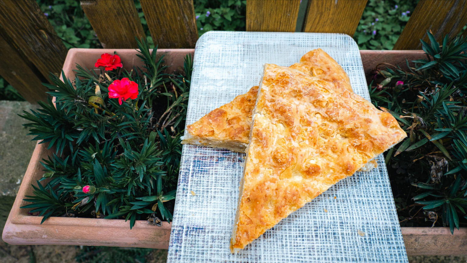 σαρακατσάνικη-τυρόπιτα-562391209