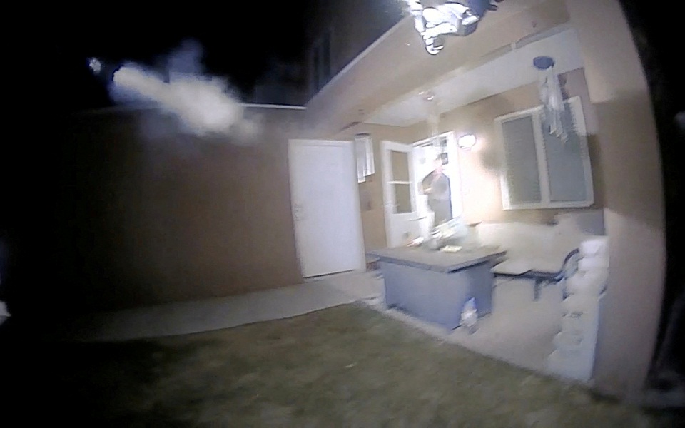 ηπα-αστυνομικοί-χτυπούν-λάθος-πόρτ-562375141