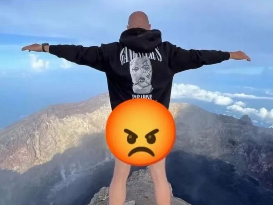 Μπαλί: Απέλασαν Ρώσο τουρίστα μετά από ημίγυμνη φωτογραφία του σε ιερή τοποθεσία-1